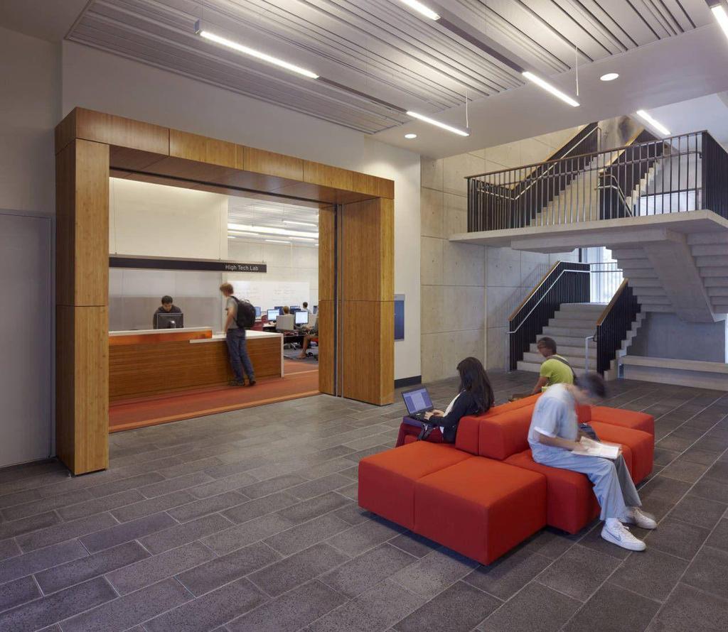 The functional design of this building organizes its resources into social, group and individual study areas and staff service areas, allowing for communication and quiet areas to coexist comfortably.