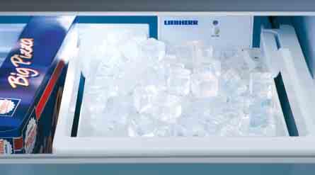 The integral IceMaker supplies ice cubes for every occasion, whilst the integrated water filter ensures optimum ice quality.