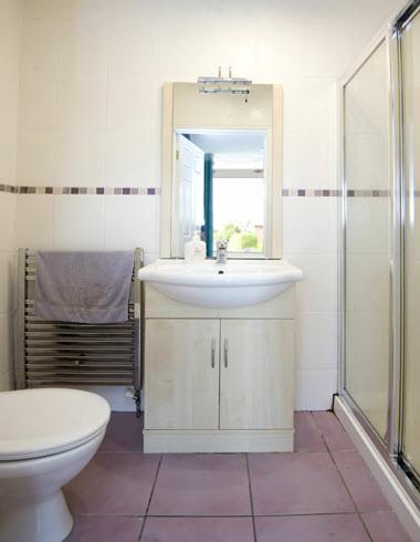 ENSUITE SHOWER ROOM: Fully tiled shower cubicle