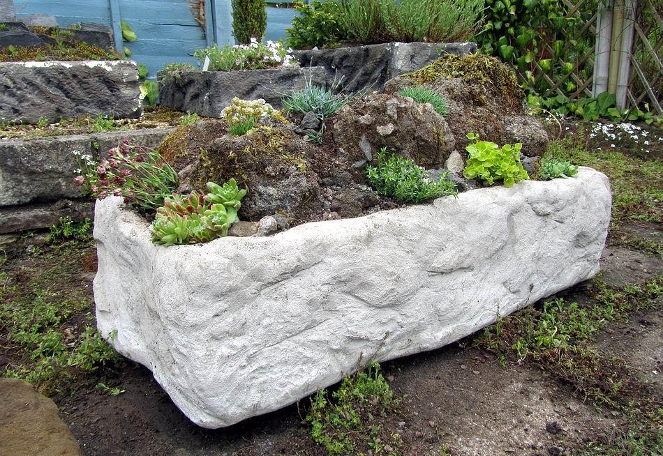 I landscaped the Beechgrove trough using some old broken concrete and cement that I found at the back of their garden which was