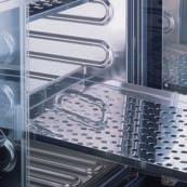 The all-round heating is located below deepdrawn ribs which carry the anti-tipping stainless steel shelves and at the same time ensure optimal and particularly gentle heat transfer to the chamber