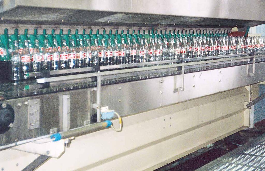 The bottles are pushed inside the carrier pockets by two separate synchronized continuous rotating movements: the first introducer takes the bottle from the accumulation