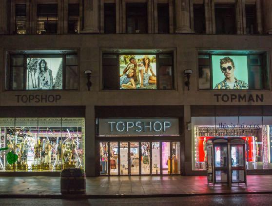 TOP SHOP The British brand has always been well-known for their stunning shop windows, however, this time the communication brief entailed a different challenge: their 2nd floor windows needed to be