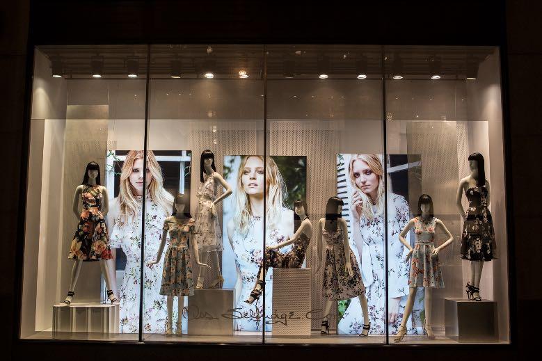 ARCADIA GROUP The British group Arcadia, in particular Dorothy Perkins and Miss Selfridge, was looking to install window lightboxes in a multi-store roll out as effectively as possible, ensuring