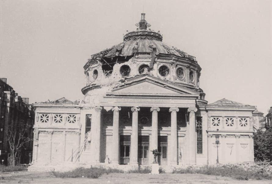 The beam was connected and fastened to the 20 pilasters among the rosettes of the drum of the dome, reinforced with concrete and metal profiles, extending up to and underneath the capitals.