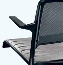The perfectly contoured star bases in die-cast aluminium feature the same design quality as the seat and back frames: a low-profile, four-star base for the Aline visitor swivel chair that is also