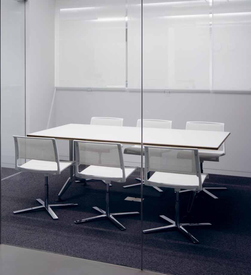 The transparent design of the conference chairs and visitor swivel chairs teams particularly well with table ranges that also combine graceful lightness with quality and understated design for
