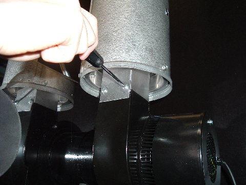If necessary the head can be removed for cleaning of the inside of the burner head, see below.