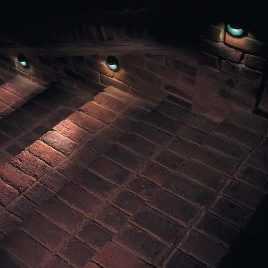 LIGHT IDEAS LIGHT GUIDE 17/7/03 3:37 pm Page 21 step lighting Whether lighting a single step on a garden path, or an entire staircase as in this Guildford garden minimising glare is a safety issue.