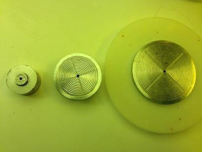 The smallest (left) chuck should be used only if your sample is too small for the 20 mm chuck.