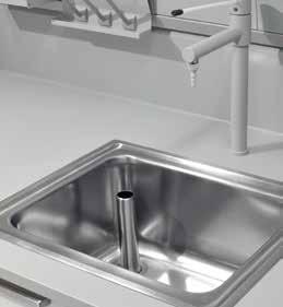 Using flexible pipes, the connection of the mobile sinks leads directly to