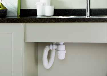 600 Compatible with waste disposal unit Main bowl Seperate tap holes Plumbing kits Use space-saver plumbing kits with easy fit sink base units to enjoy a number of benefits, including improved