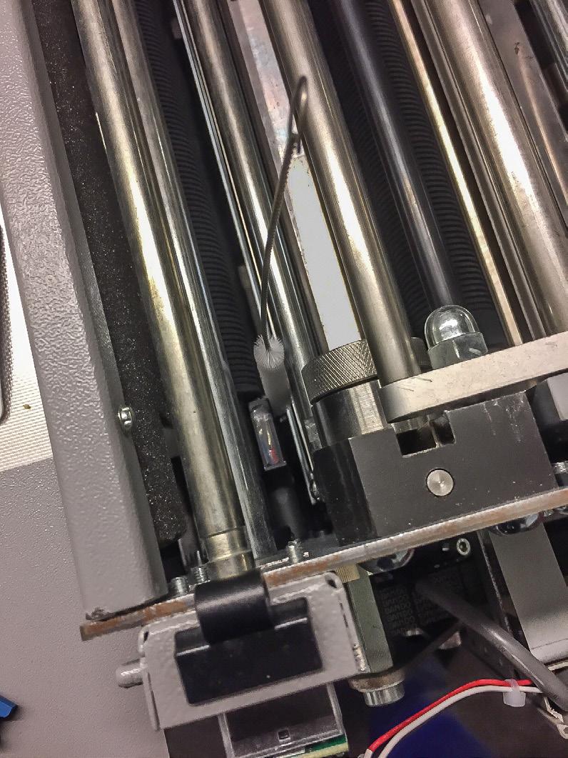 edge sensor housing is located on the layedge side of the machine between the input roller shafts. With a slim brush the sensors can be cleaned when required.