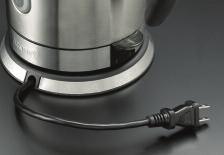 Close the lid, ensuring it locks closed. 4. Place kettle onto the power base and plug in the unit. 5.