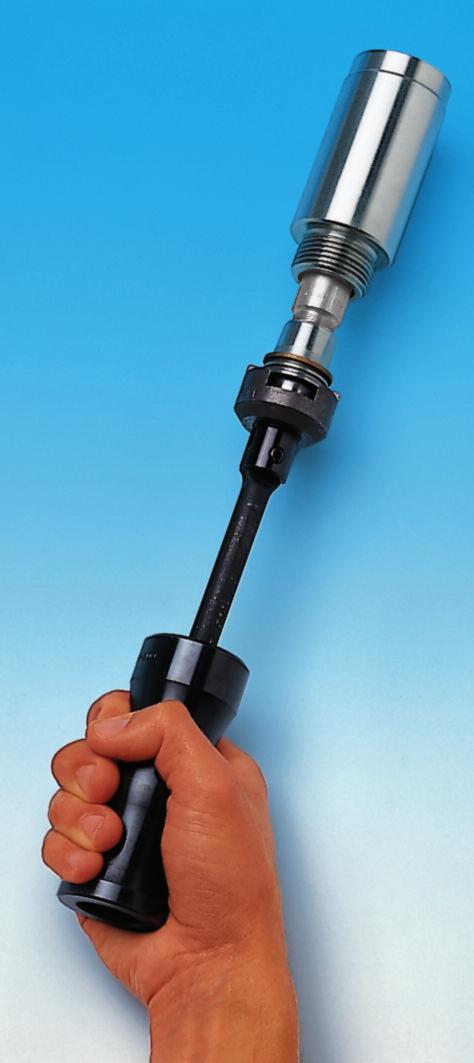 The entire nozzle unit can be pulled out when the union nut is unscrewed.
