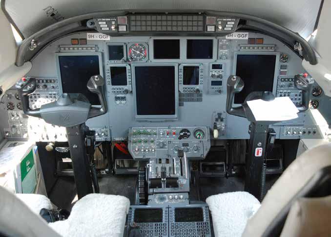 COCKPIT VIEW AVIONICS / RADIO Honeywell Primus 1000 Integrated Avionics System ADF: Honeywell DF-850 Autopilot: Honeywell Primus 1000 AFCS w/yaw damper Communication RadDME: Dual Honeywell DM-850