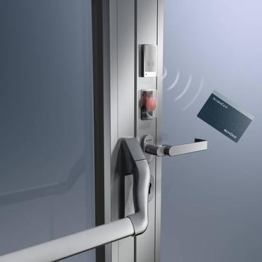 SCHÜCO MULTI-PURPOSED SECURITY DOORS Escape route technology and panic fittings Schüco offers an attractively designed integrated emergency door lock in close proximity to the emergency fitting to