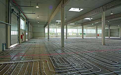 7. RADIANT FLOOR HEATING FOR INDUSTRIAL BUILDINGS AND MAINTENANCE FACILITIES Figure 7.2 Industrial floor heating pipe circuits on reinforcement (Photo: BVF).