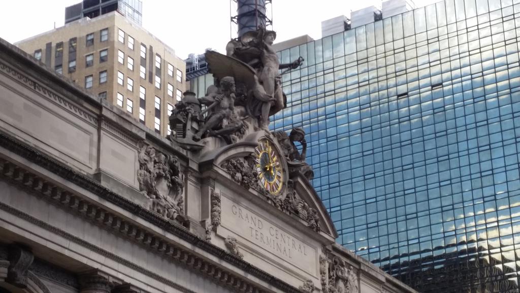 Located on top of the building is The Glory of Commerce, a collection of sculptures designed by Jules Felix-Coutan. Illustrating Minerva, Mercury, and Hercules.