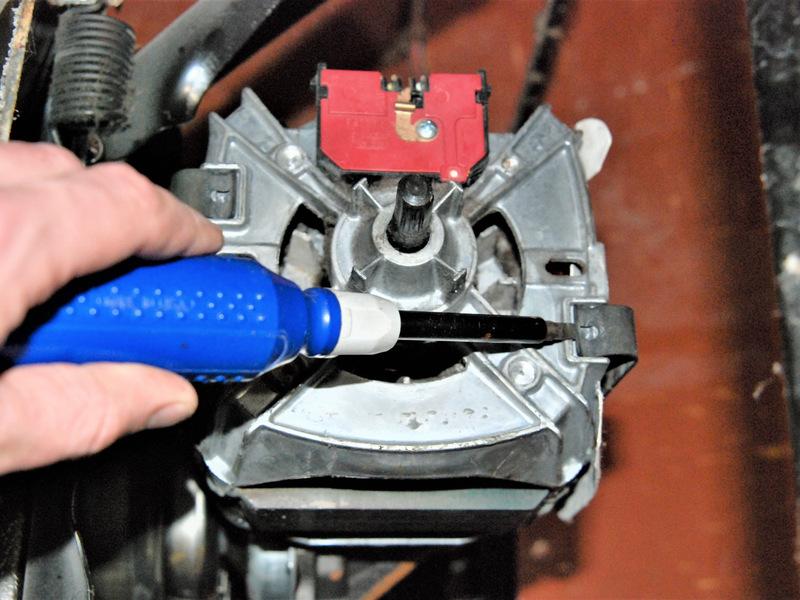 Use the flat head screw driver to pry retaining