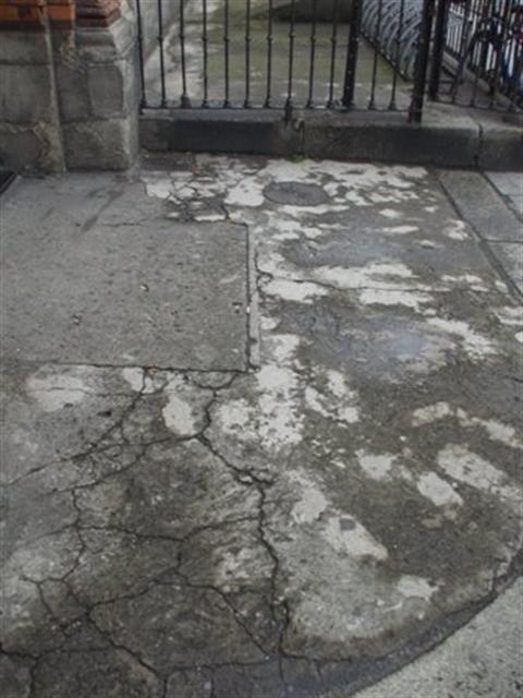 Yes Required. There are cracks in the route to the front door. There are cracks in the route to the front door. 8/119 SMART Access Assessment: Dunlop Oriel House, 36 Finian Street - Zone 7