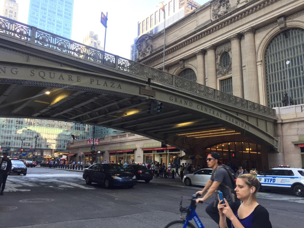 Learning Places Fall 2016 Grand Central 09/19/2016 Noorul Ain INTRODUCTION Grand Central is a transit railroad terminal at 42nd Street and Park Avenue in Midtown Manhattan in New York City is one of