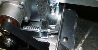 Adjustment brushes base 1. Assemble the joint chain of transmission so that a distance of 2 mm.