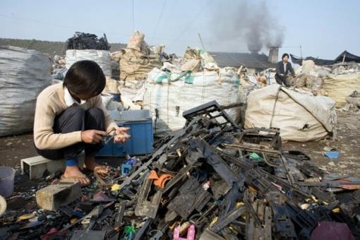 Global e-waste generation to reach 50 Mt by 2018 (annual growth rate of 4 to 5%) Dangerous chemicals and metals from e-waste- may leach into the environment Lead present in the solders used to make