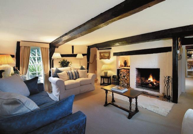 ELLSDALE COTTAGE POSTCOMBE OXFORDSHIRE A desirable thatched cottage with 3 bedrooms and a private