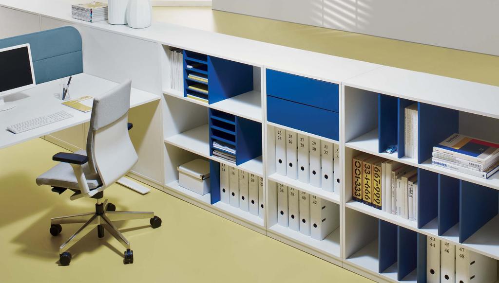 The independent shelving system, which matches the S series cabinets, stands out thanks to its vertical divisions with customisable colour designs.