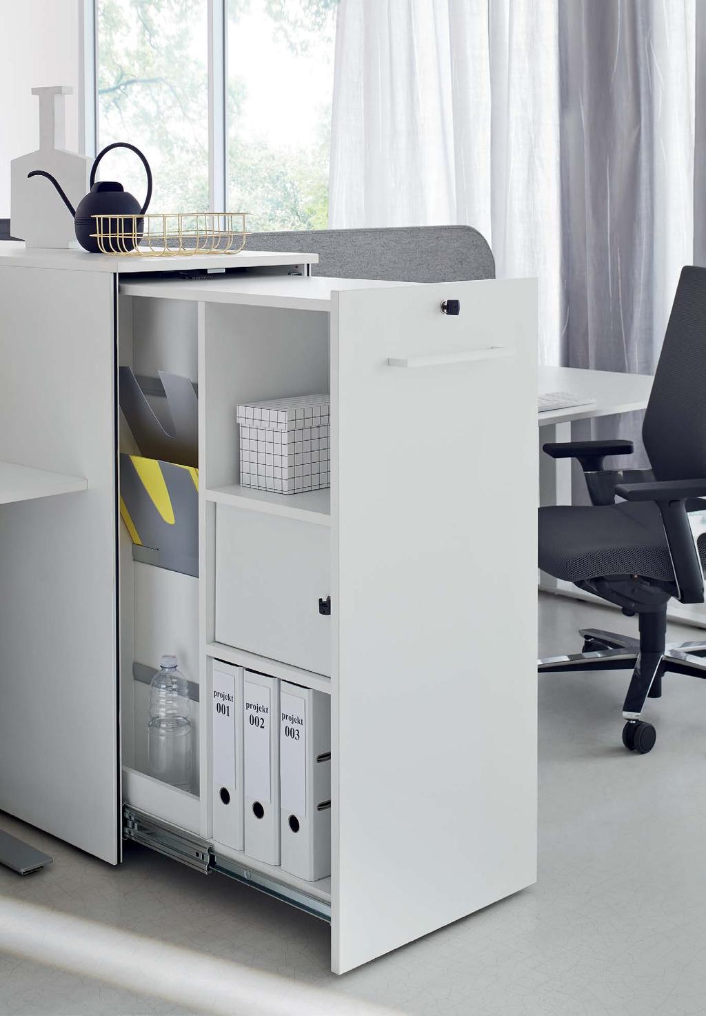 In the double garage variant for workstations that are arranged in blocks, orga.cube screens seamlessly and enables central attachment of an integrated workstation light for two or four workstations.