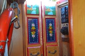 TRAD AREA 4 4 & REAR DECK 3 10 Aft of the bedroom is the trad area housing the