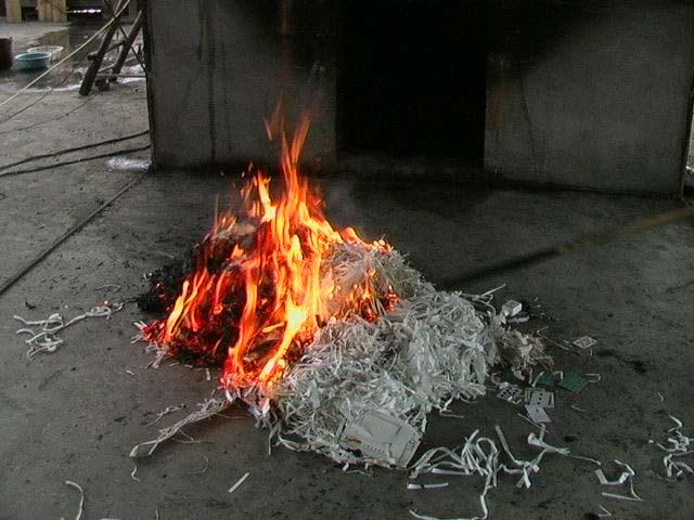 When the paper at the top was ignited, it burned quickly to ashes as shown in Fig. 2a. However, the paper in the lower part was not involved in burning due to insufficient air entrainment.