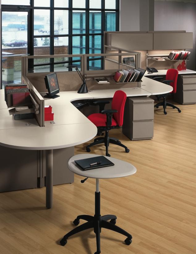 6 A wide range of panel sizes and worksurface shapes give you limitless options for boosting productivity. Panels: Vesta Sandstone fabric and Taupe finish.