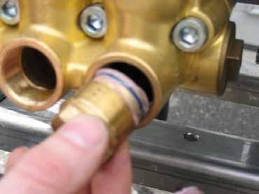 Insert the lockscrews of the suction valves