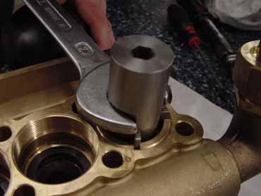 Loosen the screw inserts of the stopper bushings using the special tool 6.815-209.