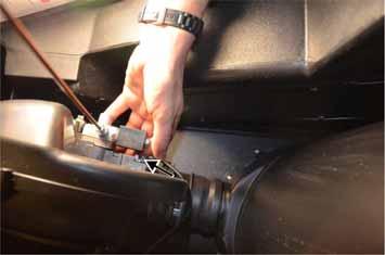 ATTENTION Collect the residual amount of diesel from the line and seal the line. If the diesel tank is not empty, diesel will permanently leak when the line is not sealed!