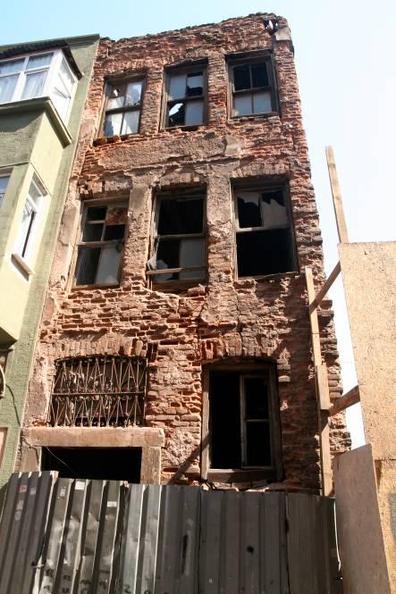 CONCLUSION The Fener Balat Rehabilitation and Renovation Projects have problems concerning -the administrative and legal aspects, -infrastructure, -socio-psychological aspects, -cost, and