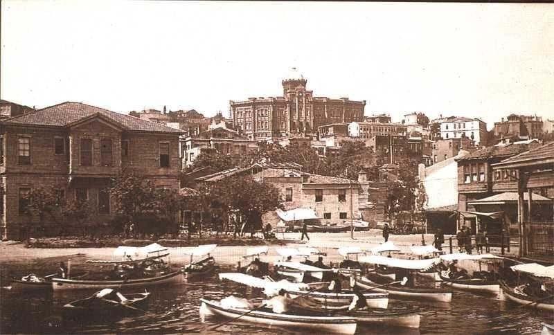 Old photo of Fener FENER - BALAT The main reasons for this change in those districts were - the decrease of commercial activity along the Golden Horn, - 1894 earthquake, - recurrent fires in the area.