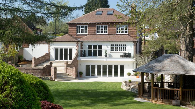 BEAUTIFULLY FINISHED DETACHED HOUSE OF SUPERB PROPORTIONS