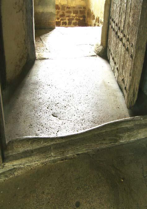 cement screed, in a misguided response to cracking or surface irregularity. Delamination of the later, harder plaster often occurs with movement in the underlying structure. 4.