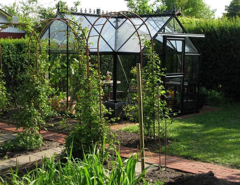 intrigue dedicated gardeners. When the greenhouse is finally in place, the search continues. Now bloggers discuss humidity control and how to fertilize the soil to achieve the best results.