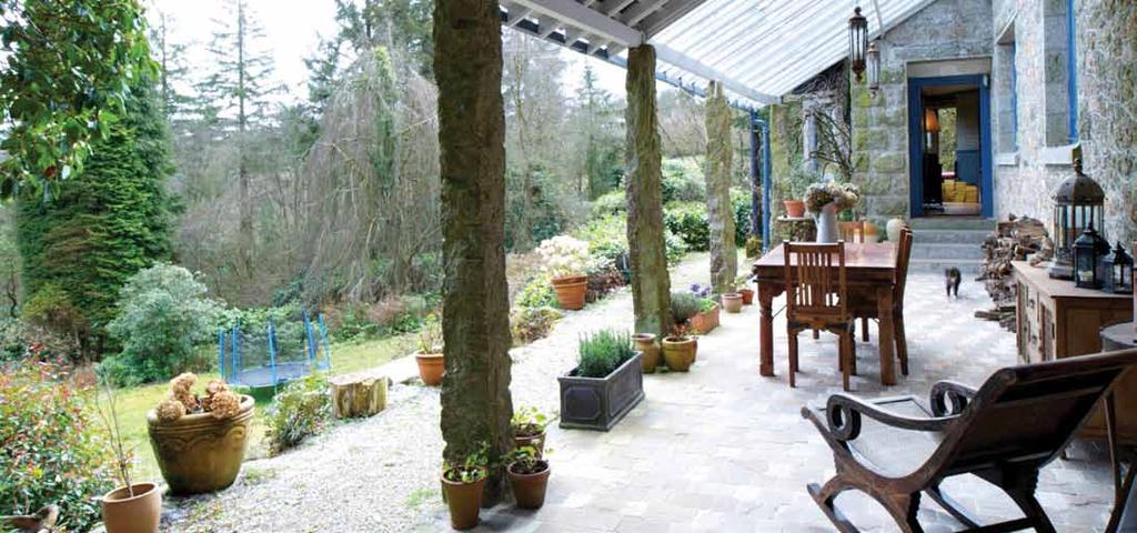 Description & History Ford Park is a breathtaking property tucked away amidst 17 acres of established gardens and grounds in a wooded setting in the lee of Dartmoor s spectacular scenery.