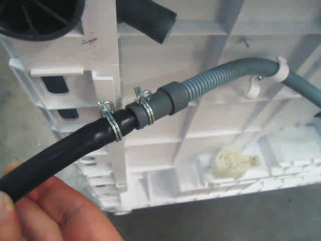 Attach the black hose from the kit, (using the connector a n d p i p e c l i p s supplied), to the hose removed from the