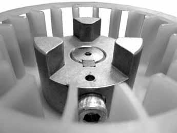 In case the motor shaft cannot be smoothly inserted into the fan coupling assembly, do not force it.