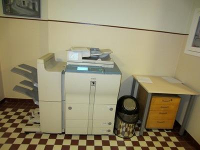 koopiamasinad täidavad ühteaegu nii printimise kui ka koopiate tegemise funktsiooni, mistõttu toodetavate paberite hulk on küllaltki suur; kusjuures ühe kabineti peale on tihti üks printer, selle