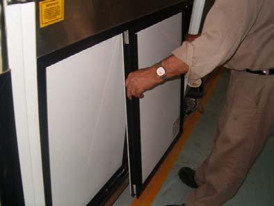The air is taken in at one side of the cabinet through the lower grill and discharged out by the opposite side. The cooling is completed by circulation of air through the superior evaporator.