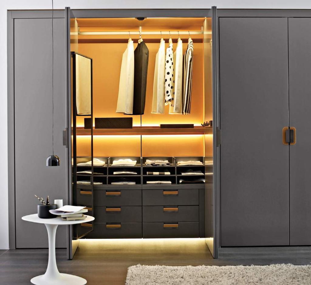 Depending on the room design, the wardrobe can either be made to invisibly blend in with the wall or consciously add an accent.