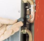 Then remove the thermostat from the pipe by releasing it s