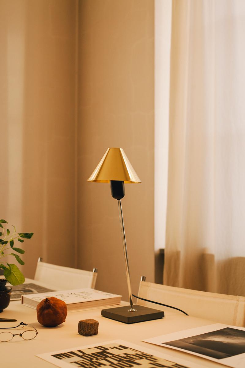 Gira Massana, Tremoleda, Ferrer Designed in 1978, re-edited in 2017 Santa & Cole is presenting the re-edition of the Gira table lamp. This piece gives an account of the history of design in Barcelona.